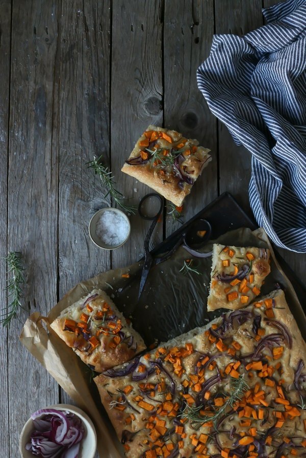 Quels sont les secrets pour une focaccia au romarin avec une texture moelleuse?