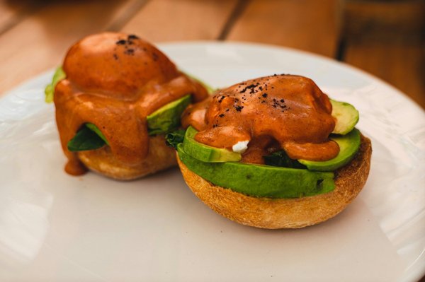 Quels conseils pour réussir des œufs Bénédicte avec une sauce hollandaise onctueuse?